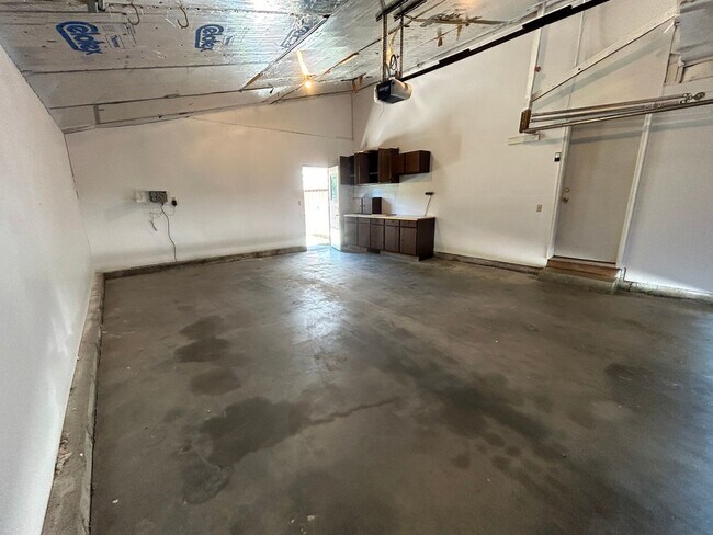 Building Photo - 5 Bed 2 Bath Home with 2 Car Attached Gara...