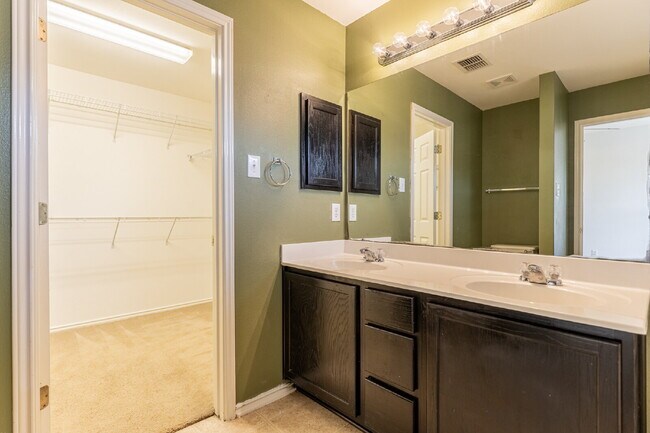 Building Photo - 8914 Walnut Springs