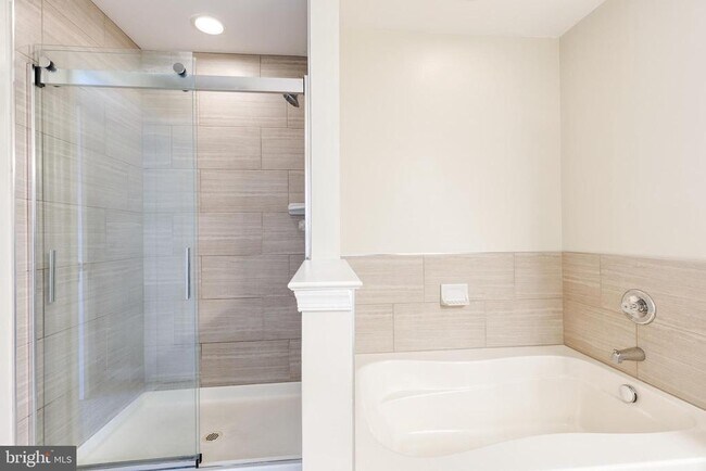 Building Photo - 400 Symphony Cir