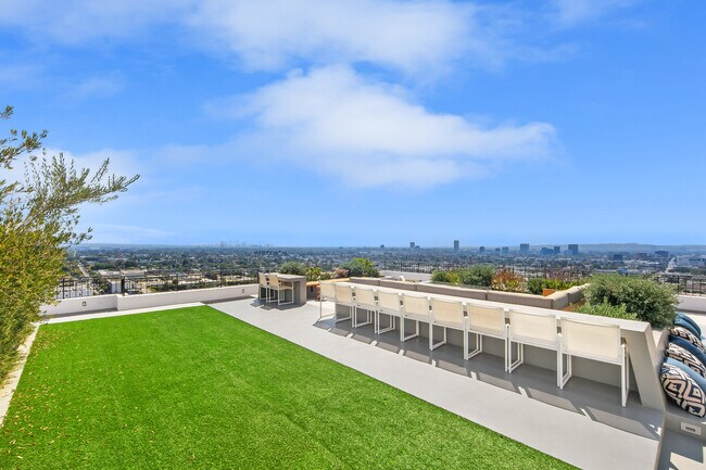 Building Photo - 1100 Alta Loma Rd