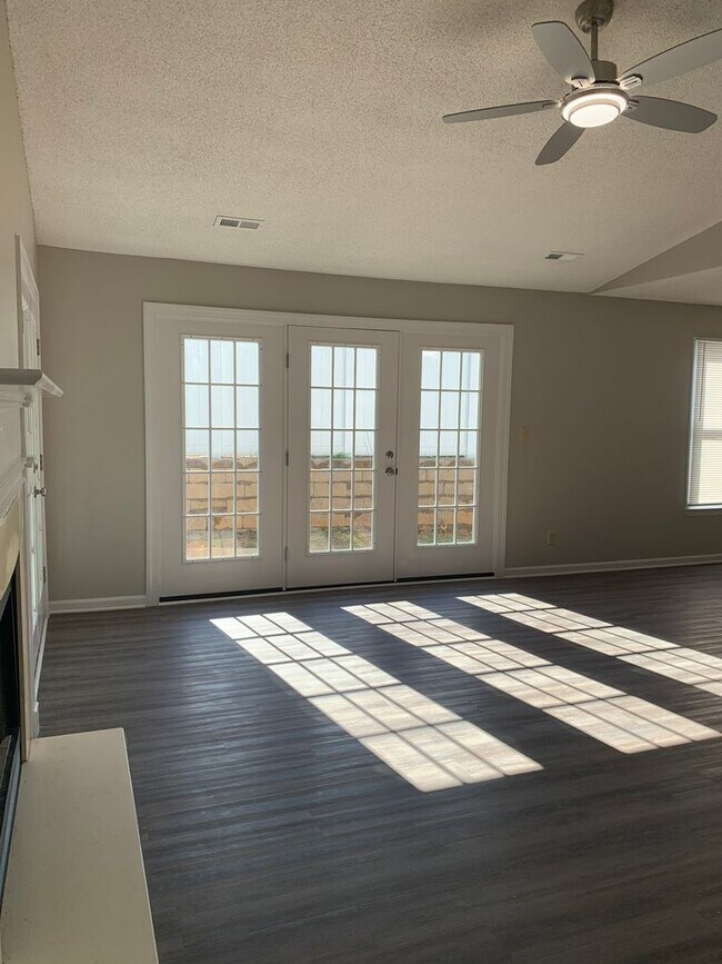 Building Photo - Cozy Living on a quiet cul de sac.