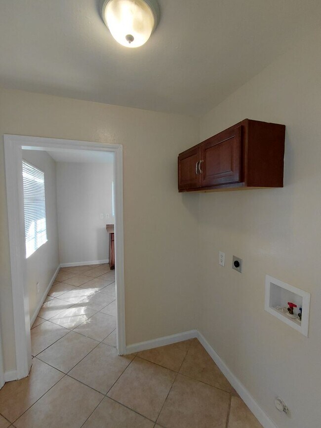 Building Photo - 721 N Preston Dr