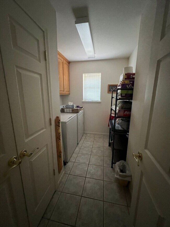 Building Photo - FULLY FURISHED MID TERM LEASE