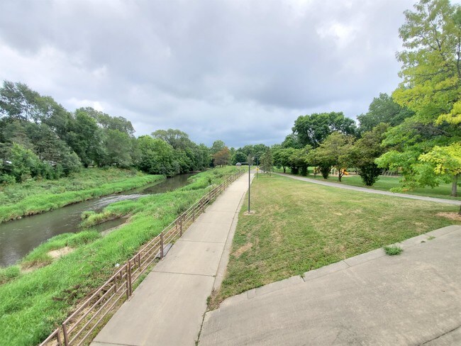 Building Photo - 707 7th St NW