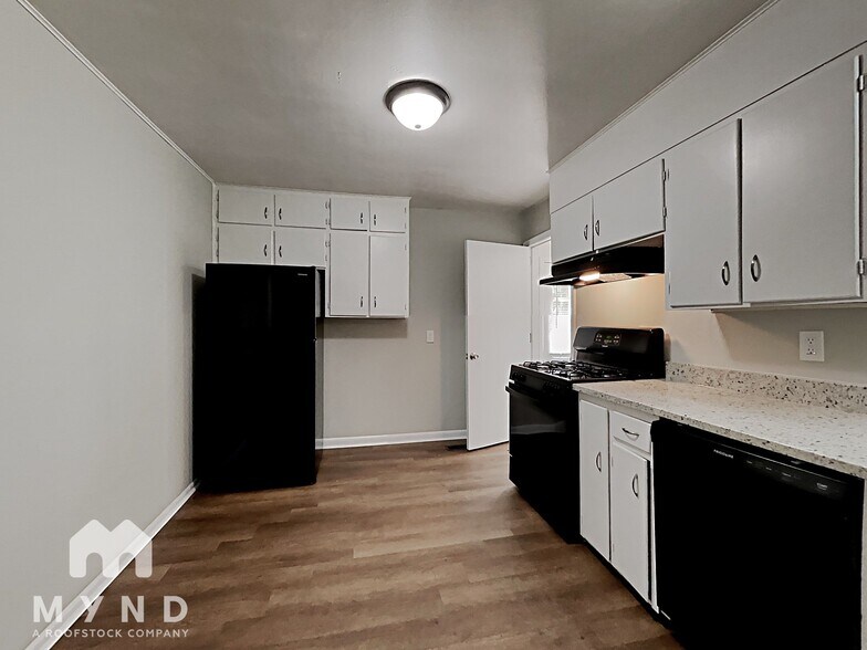 Building Photo - 5016 Scenic View Dr