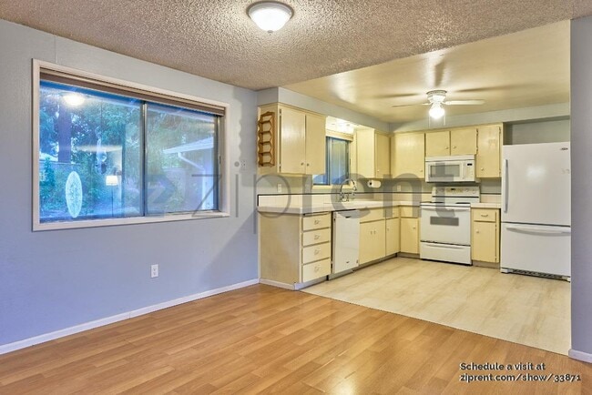 Building Photo - 3300 NE Robin Ct