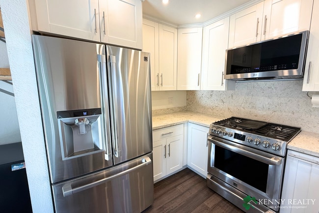 Building Photo - Bright 2 Bedroom, 1.5 Bathroom Home with O...