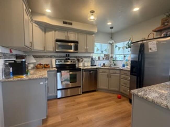 Building Photo - Beautiful 4 Bed / 2.5 Bath Home in Quiet Neighborhood