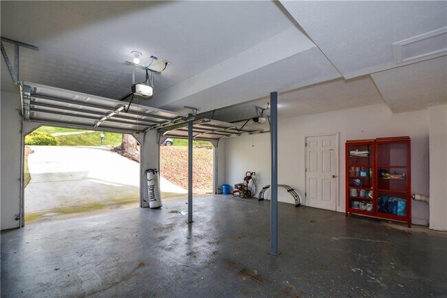 Building Photo - 643 Navarre Dr