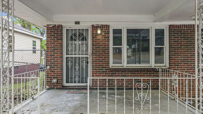 Building Photo - 402 Carver Ave