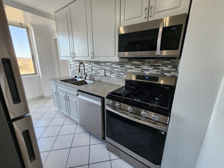 Building Photo - 301 N Beauregard St