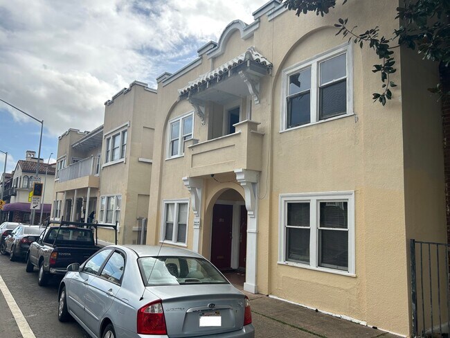Building Photo - 3 Bedroom Unit Available Now!!