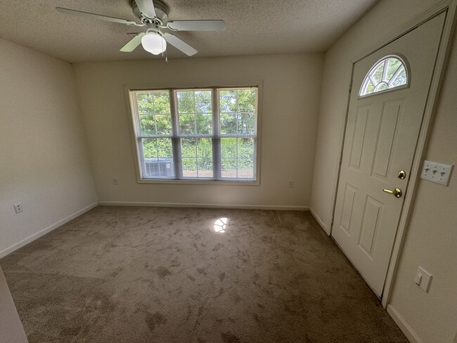 Building Photo - Move In READY! 2 bed 2 Bath with Garage! C...