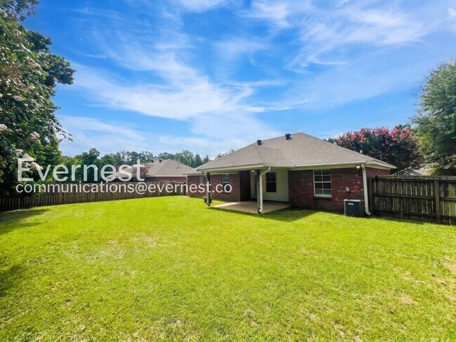 Building Photo - 3 Bed/2 Bath Home with Garage / Pet-Friendly / Vouchers Accepted / Available Now!