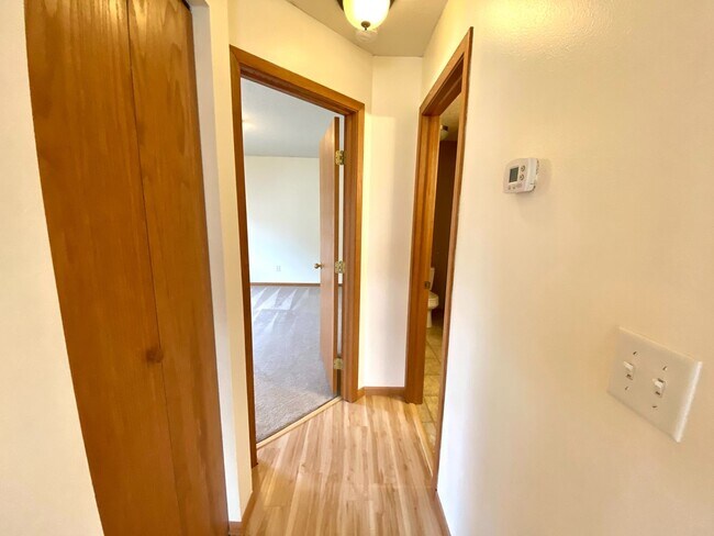 Building Photo - 3 bed Twinhome!!