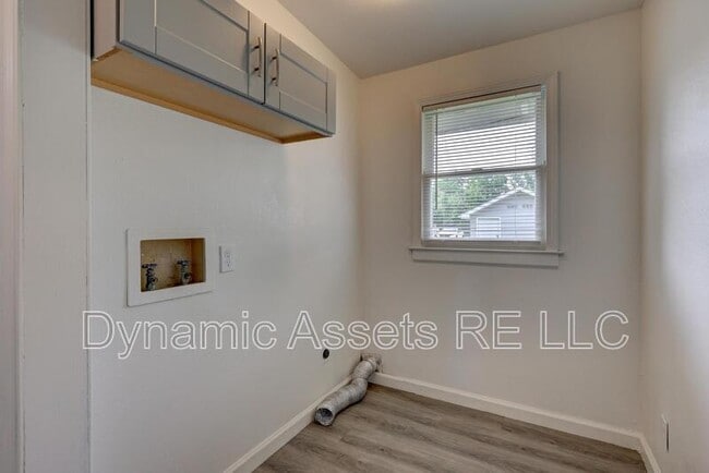 Building Photo - 208 E Park St