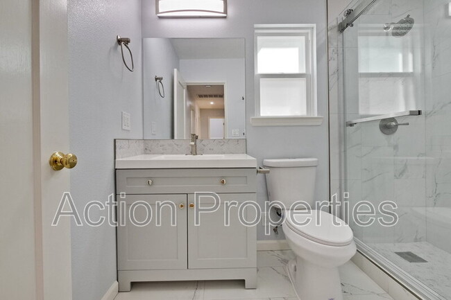 Building Photo - 152 S Bayview Ave