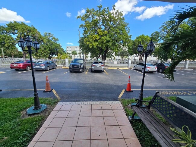 Building Photo - 120 ROYAL PALM Rd