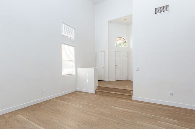 Building Photo - Great 5 Bedroom Home in Summerlin
