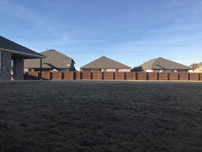 Building Photo - FIVE BEDROOM, THREE BATH 1-STORY HOME