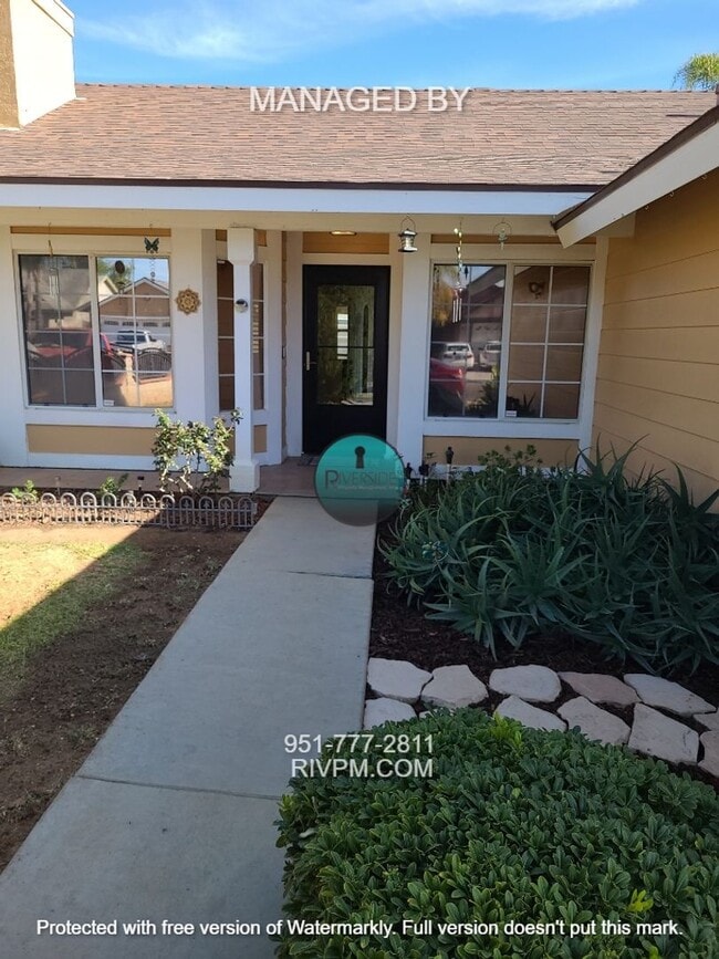 Building Photo - Beautiful home with great curb appeal!