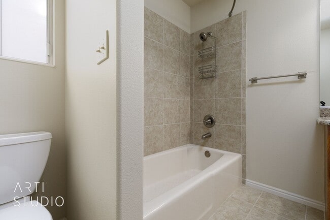 Building Photo - 4 Bedroom 2.5 Bath Home in Creekside Village