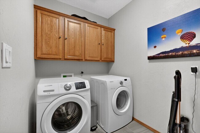 Building Photo - NW Executive Living 3/BD 2.5/BA 3/CG