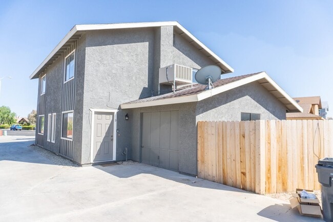 Building Photo - PLACE-1024 W Atkins Ave