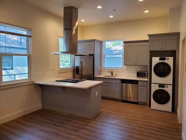 Building Photo - 2031 3rd St