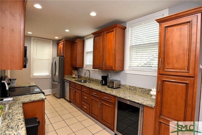 Building Photo - Spacious and fully furnished Victorian beauty