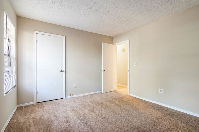 Building Photo - 3 Bedroom 2 Bath Home