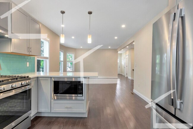 Building Photo - Huge 5 bed in Medford