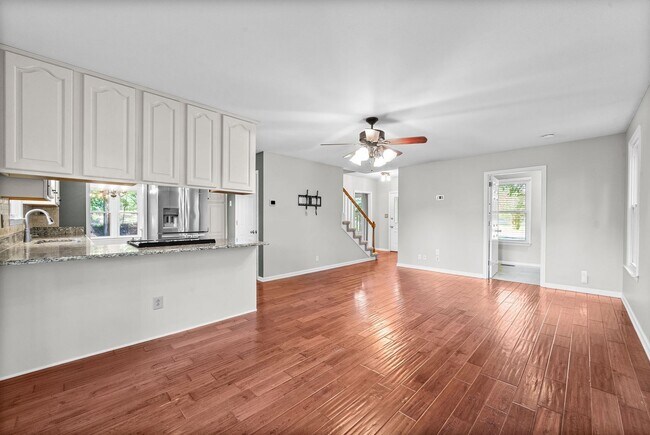 Building Photo - Pet Friendly Three Bedroom!