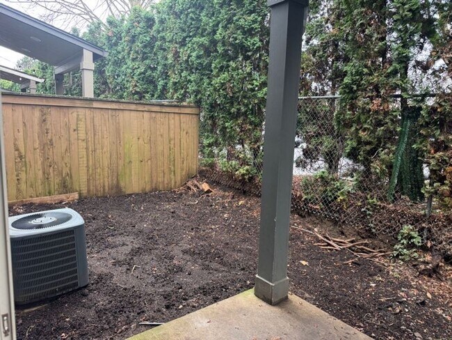 Building Photo - Spacious 3 Bedroom, 2.5 Bathroom Home in Prime Location