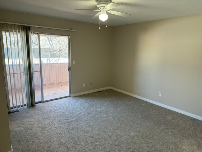 Building Photo - Spacious 2-bed, 1.5-bath Townhouse-Delivers Comfort & Convenience