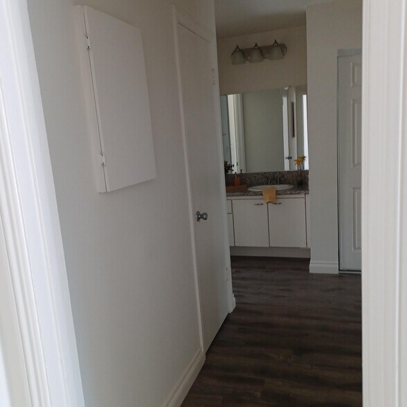 Building Photo - 4901 Heil Ave