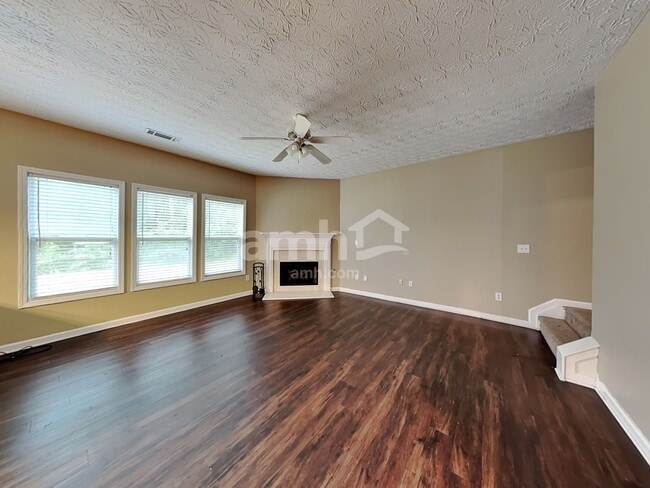 Building Photo - 2175 Village Green Dr