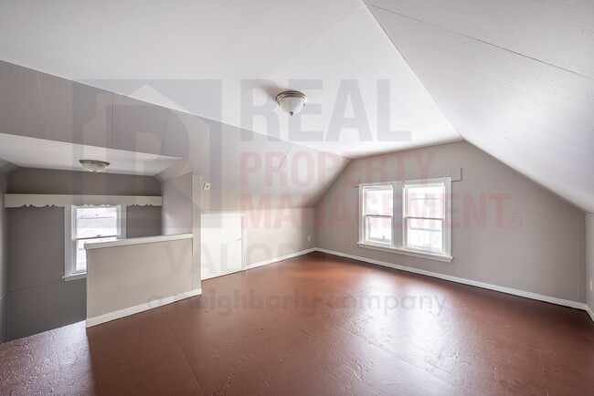 Building Photo - Charming & Spacious 4-Bedroom Home