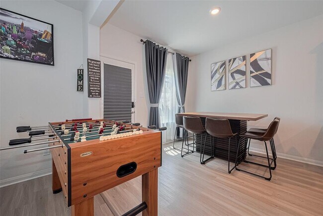 Building Photo - 305 Elm Patch Dr