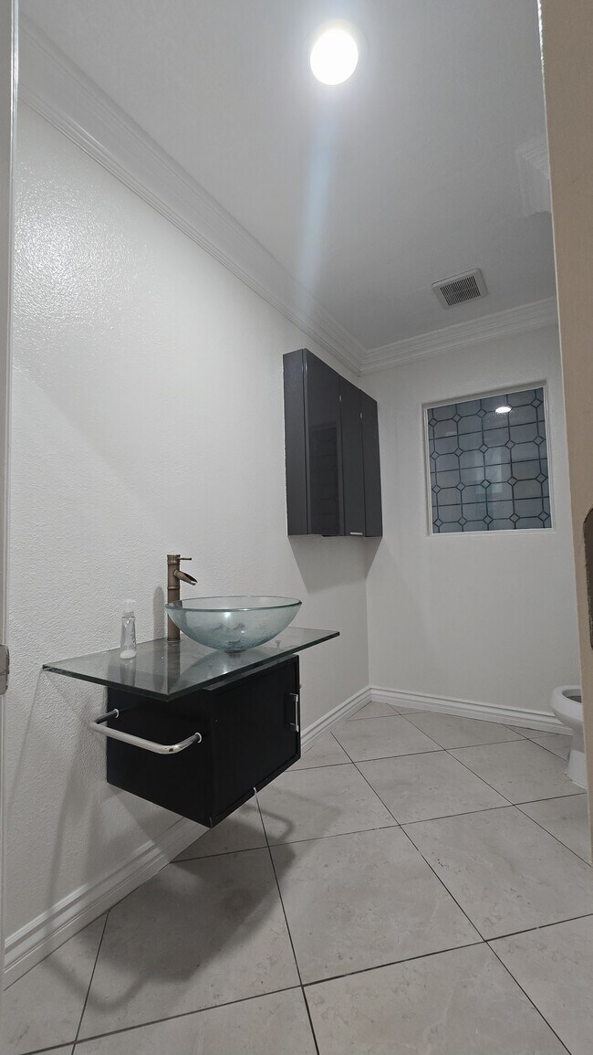 Building Photo - 2744 E Bennett Ave