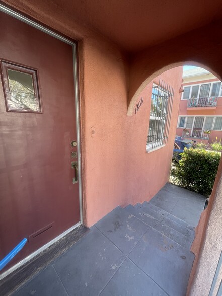 Building Photo - 1208 S St Andrews Pl