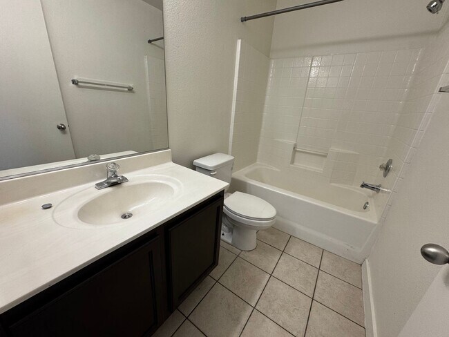 Building Photo - Beautiful 3 bed, 2 bath home in convenient El Mirage neighborhood!