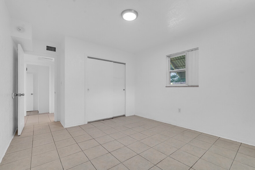 Building Photo - 2435 Plunkett St