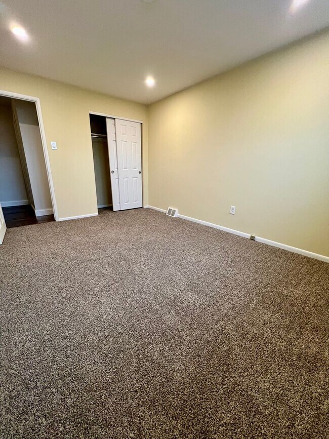Building Photo - 3-Bedroom Townhome in Parkwood with Finished Basement! Available NOW!