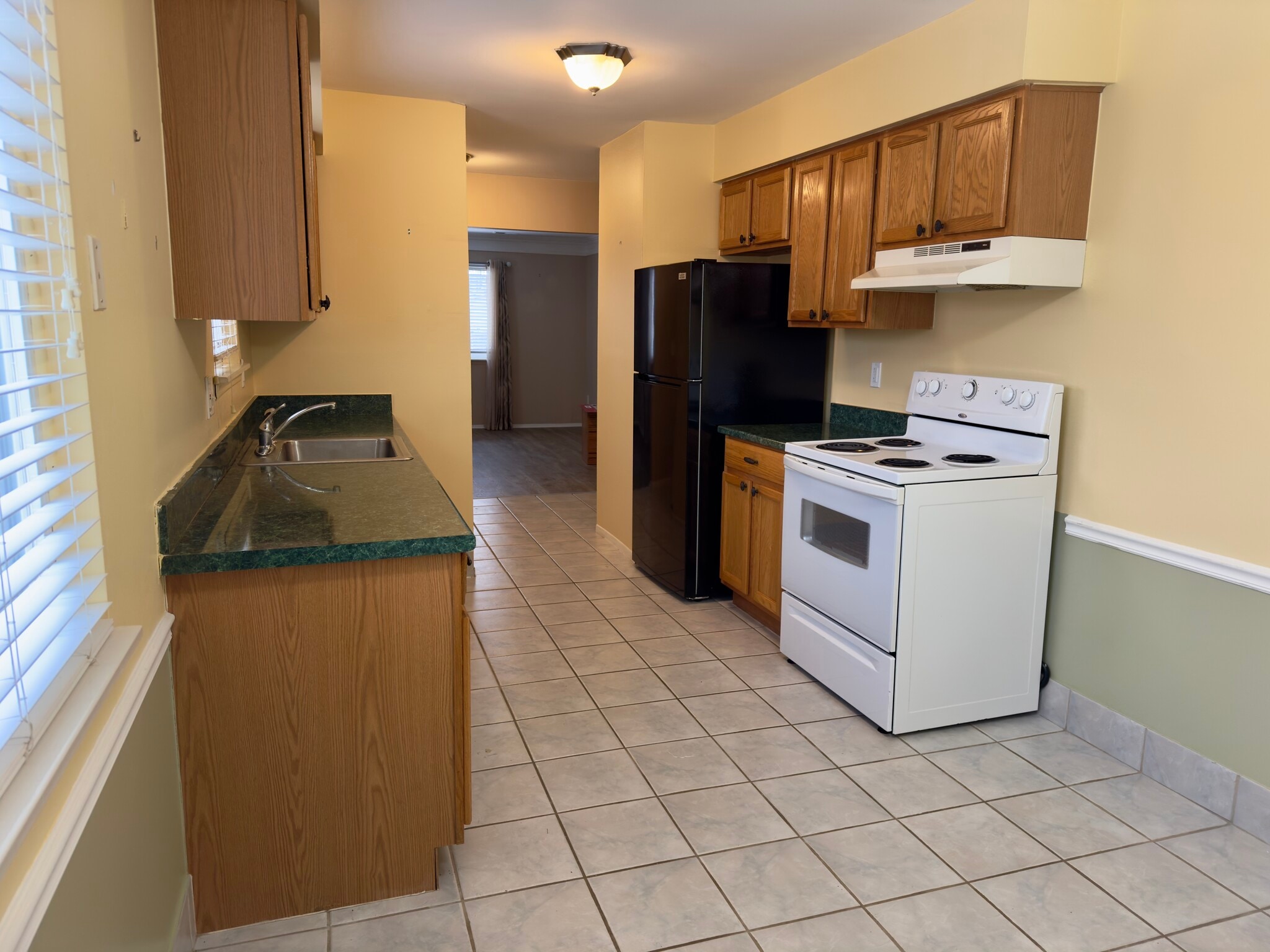 Building Photo - 20037 Village Green Ct