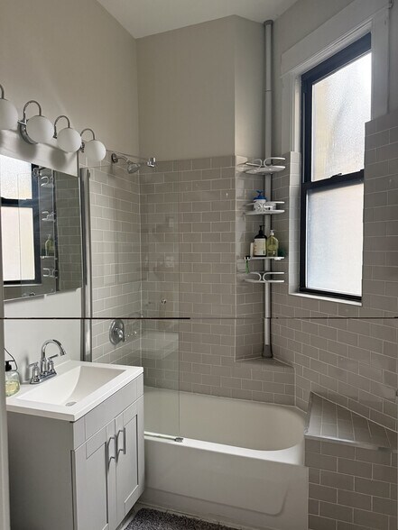 Bath - 2459 N Albany Ave