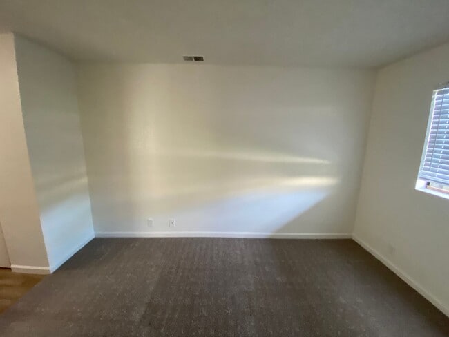 Building Photo - La Tierra Garden Apartment (29)