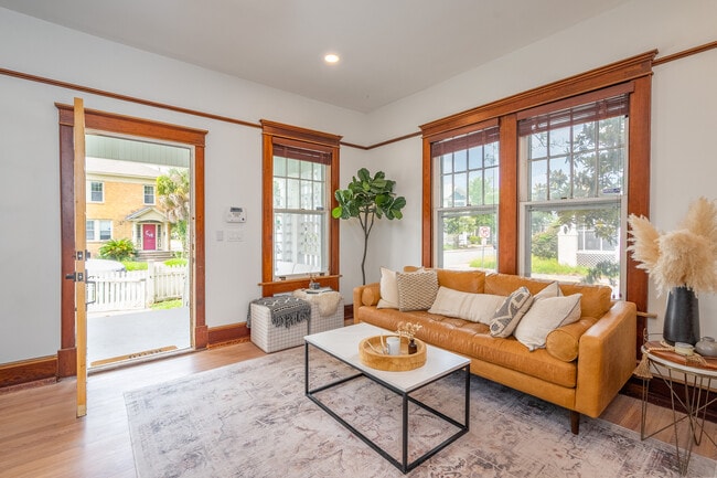 Building Photo - Bungalow Heaven in Baldwin Park!