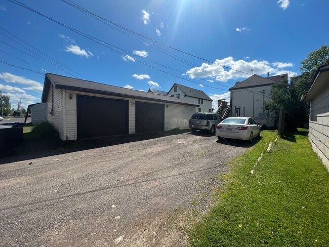 Building Photo - Upper Level 2 Bedroom Apartment - AVAILABLE JUNE