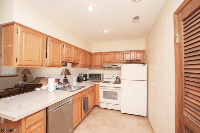 Building Photo - 2 Falkenstein Dr